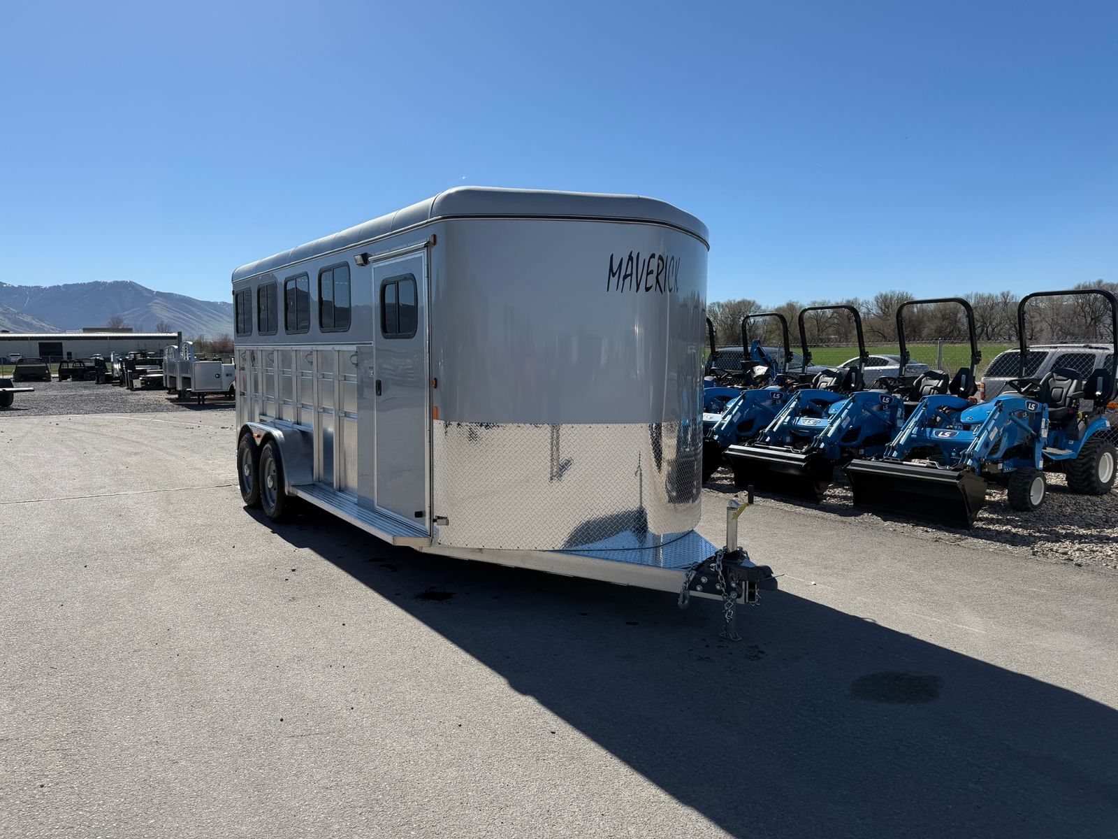 2026 Maverick Lite DLX 4 Horse Slant Load