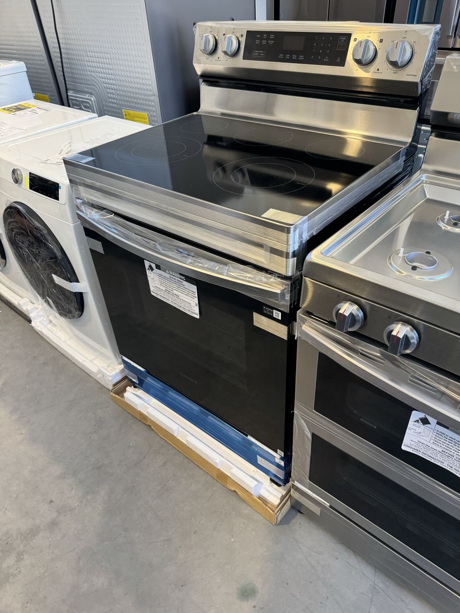 Open box Samsung 30-in Glass Top 5 burners 6.3-cu ft Freestanding Electric Range