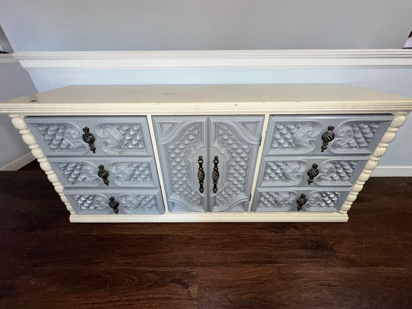 Solid dresser with a unique texture design