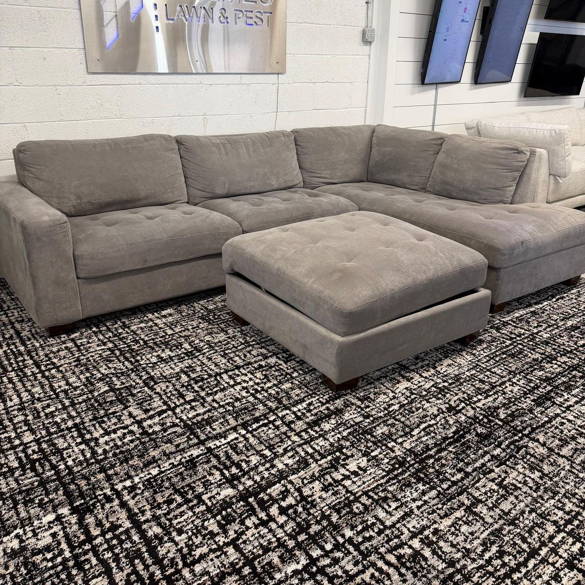 COSTCO THOMASVILLE MILES FABRIC SECTIONAL W/ STORAGE OTTOMAN, GRAY!!