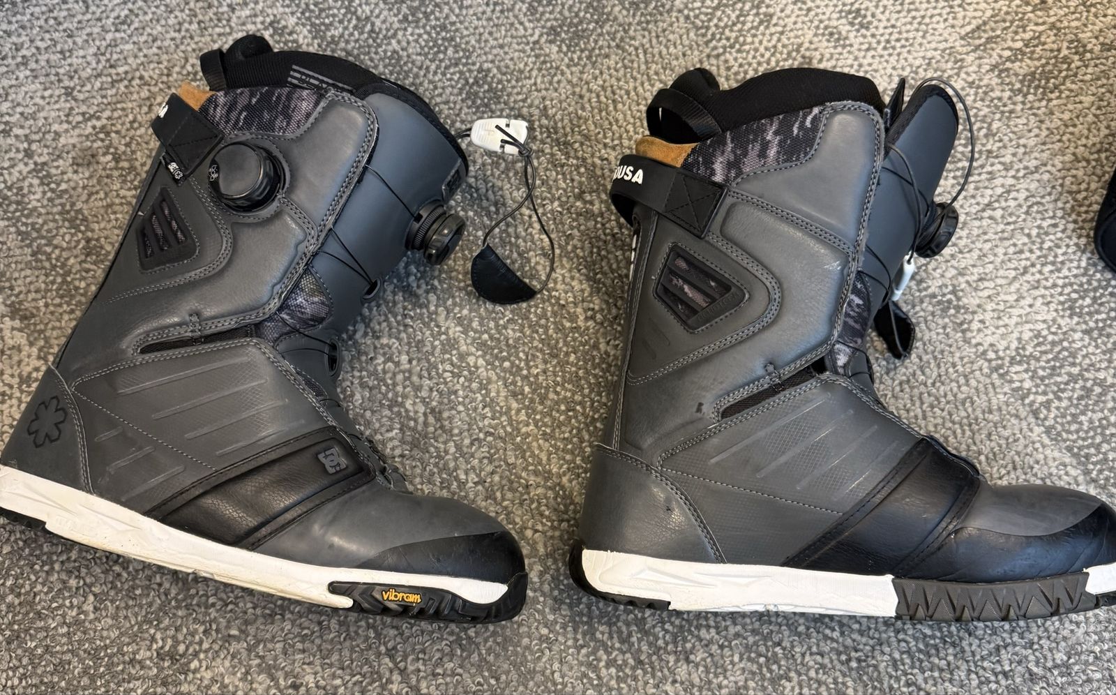 DC Mens Dual BOA Snowboard Boots (size 10.5) with Vibram Soles and Athletico Carrying Bag