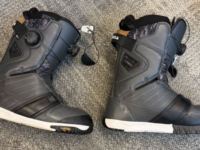 DC Mens Dual BOA Snowboard Boots (size 10.5) with Vibram Soles and Athletico Carrying Bag
