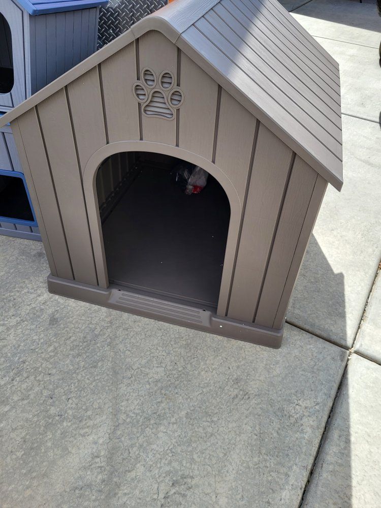 Lg. Outdoor Dog House 
Qty-1 