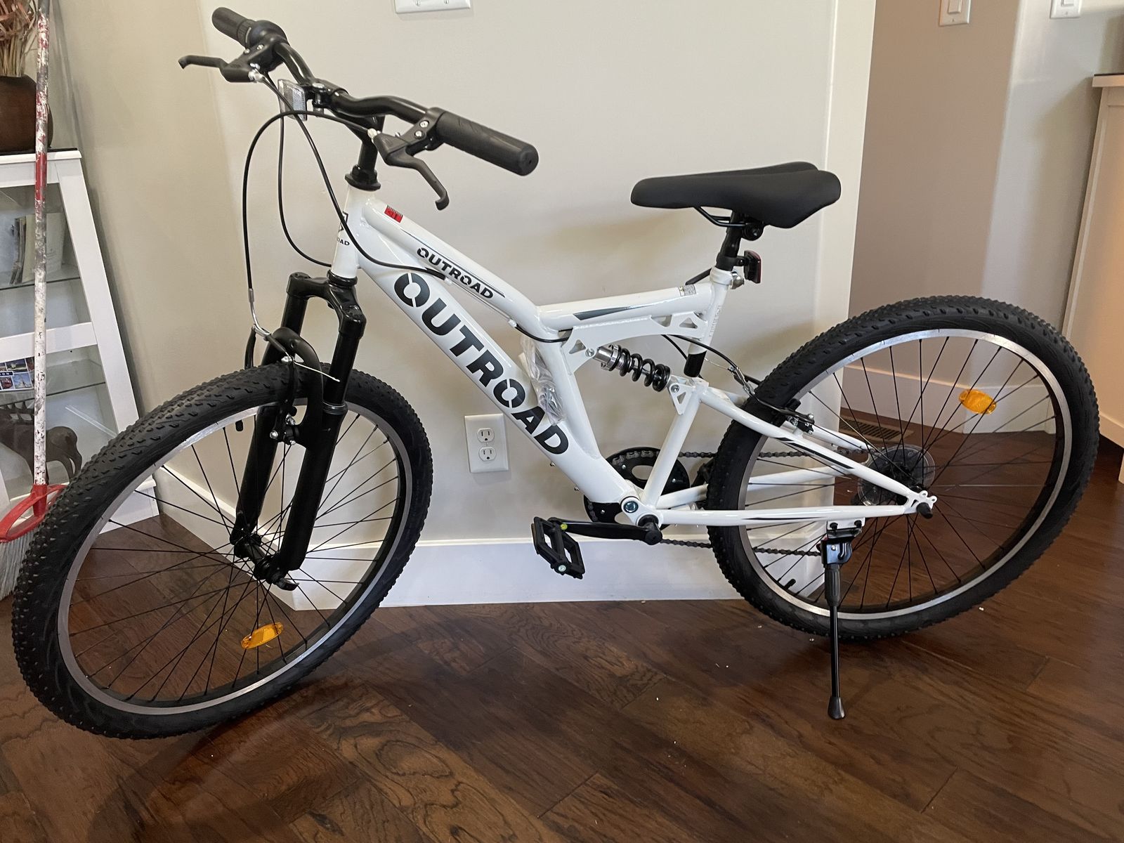Brand New, 26 inch Mountain Bike, 7 Speed Adult Bicycle with High-Carbon Steel Frame