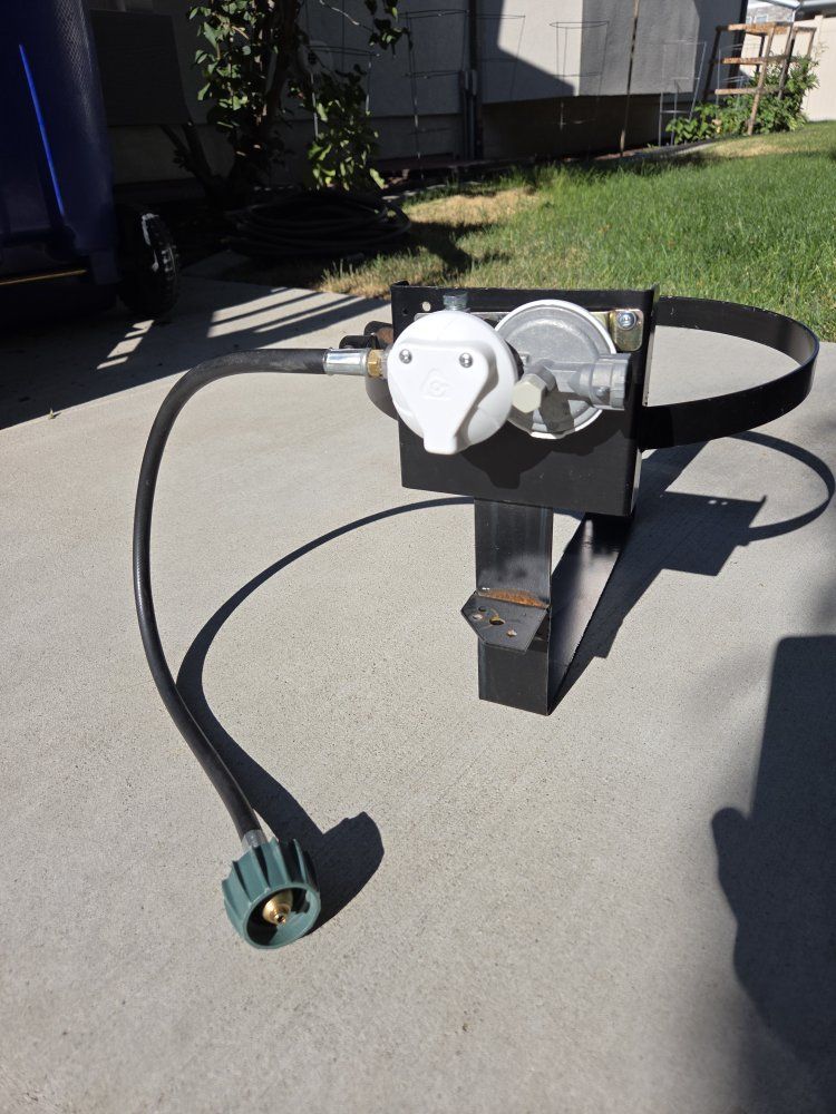 Single Propane Tank Regulator with Mounting Bracket and Hose Assembly