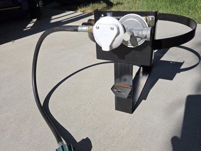 Single Propane Tank Regulator with Mounting Bracket and Hose Assembly