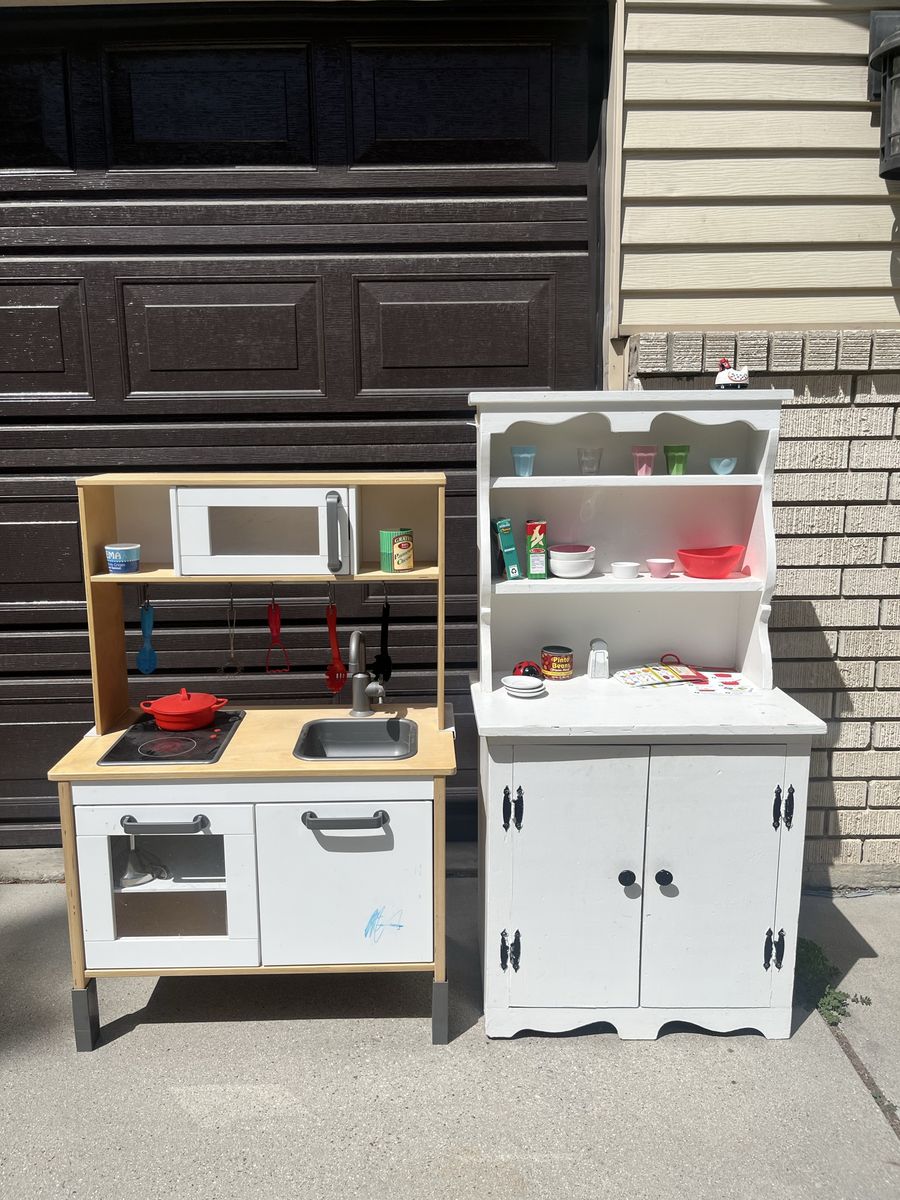 Play kitchen set