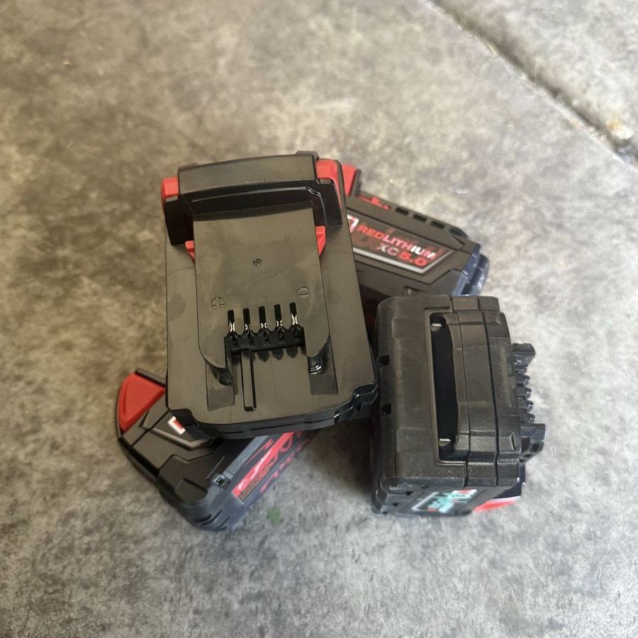 4 Milauwakee M18 batteries