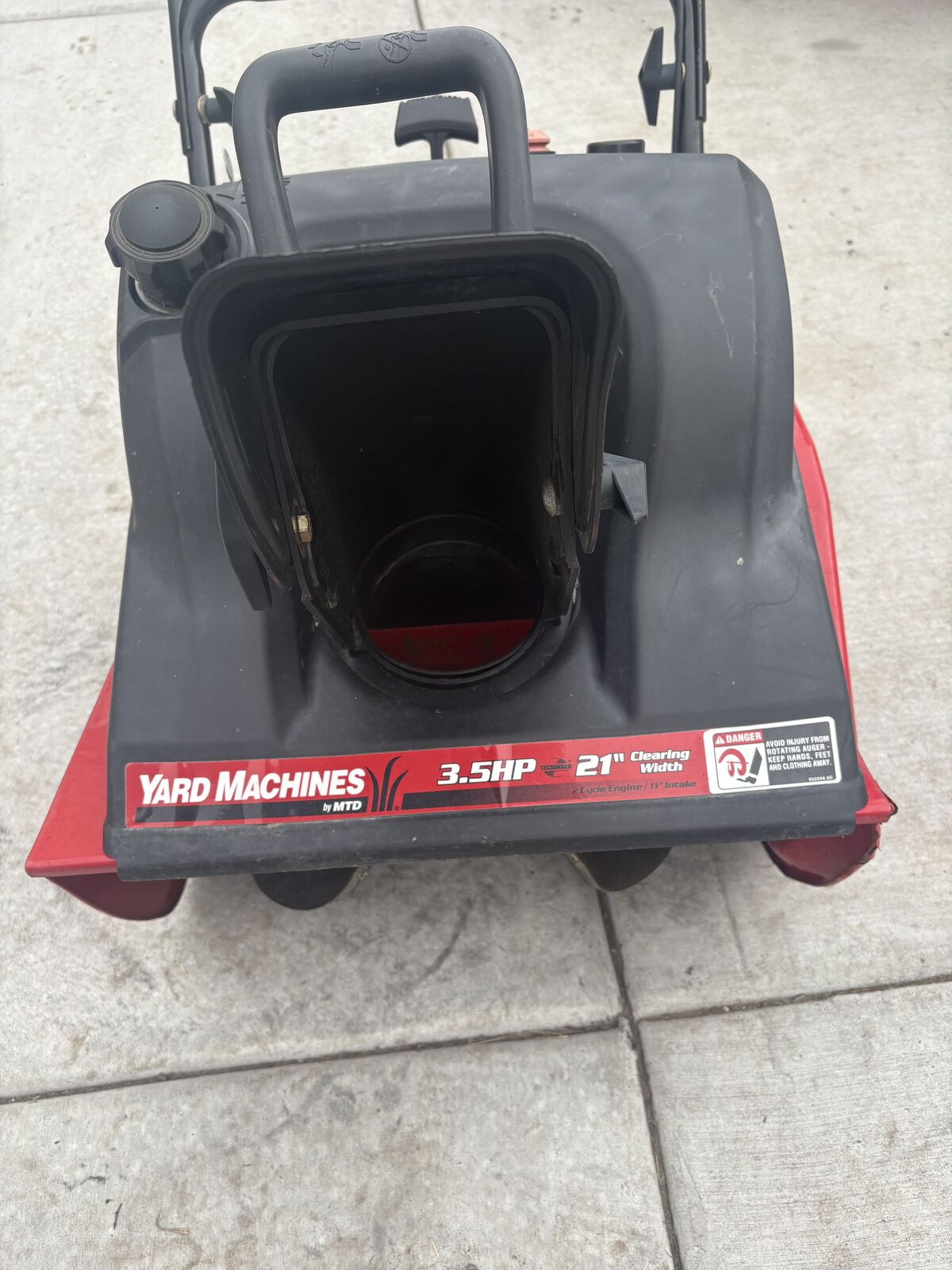 Yard Machine single stage snow blower ( 3.5hp 2 cycle motor )