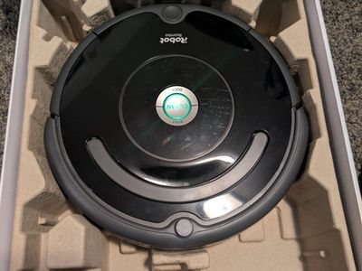 Roomba 675, WiFi, low hours, like new