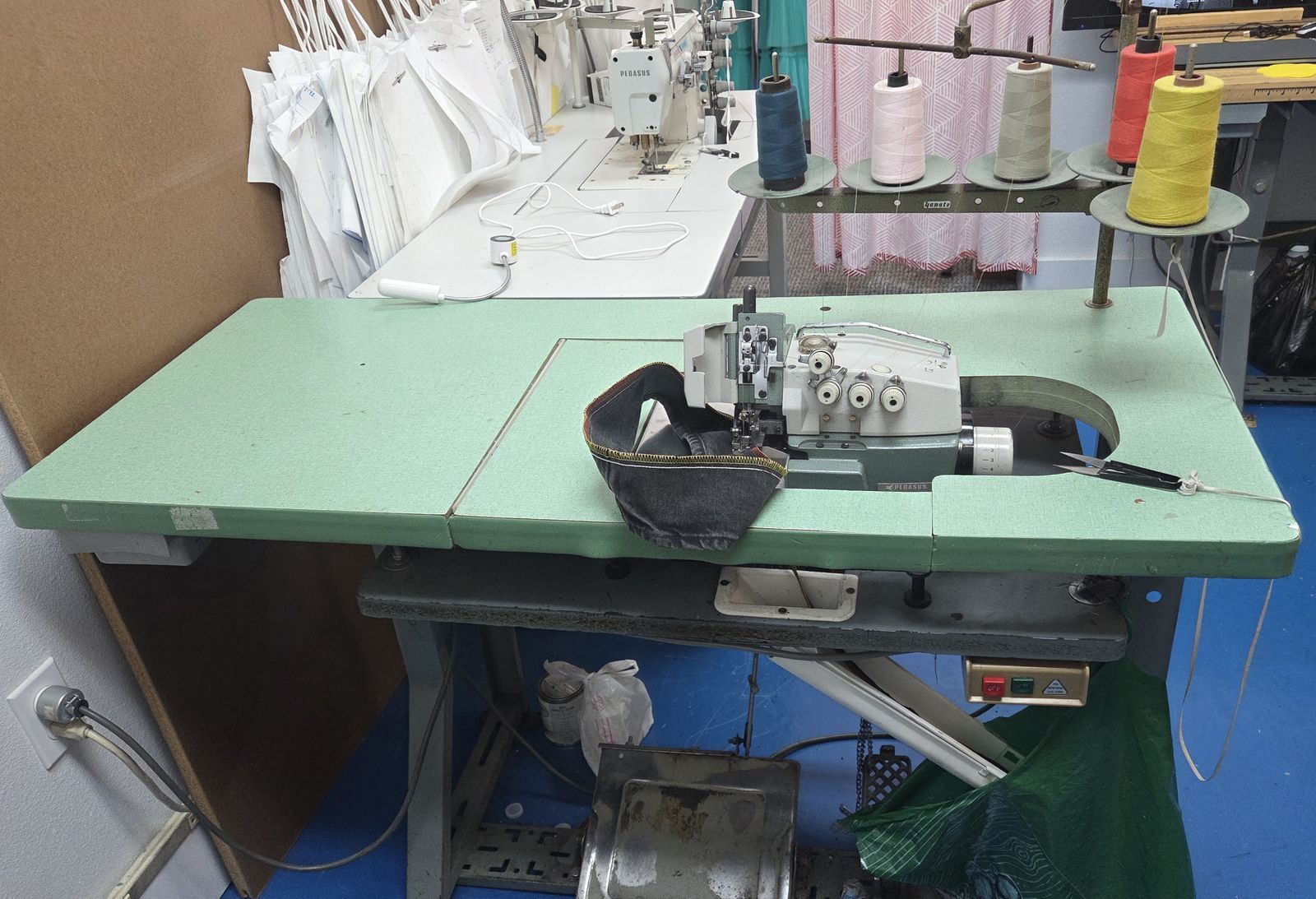 Industrial Overlock / Sewing Machine