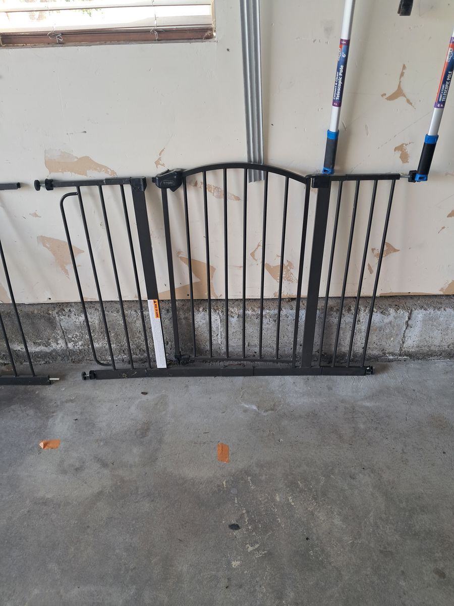 Swing door baby gate