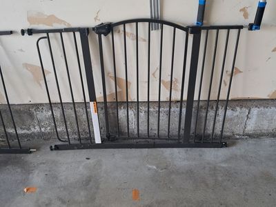 Swing door baby gate