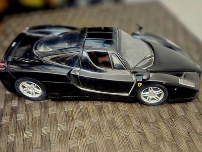 2002 Enzo Ferrari hot wheels model car 1:18