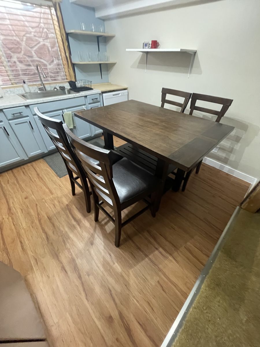Dinner table and 6 chairs