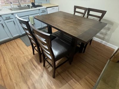 Dinner table and 6 chairs