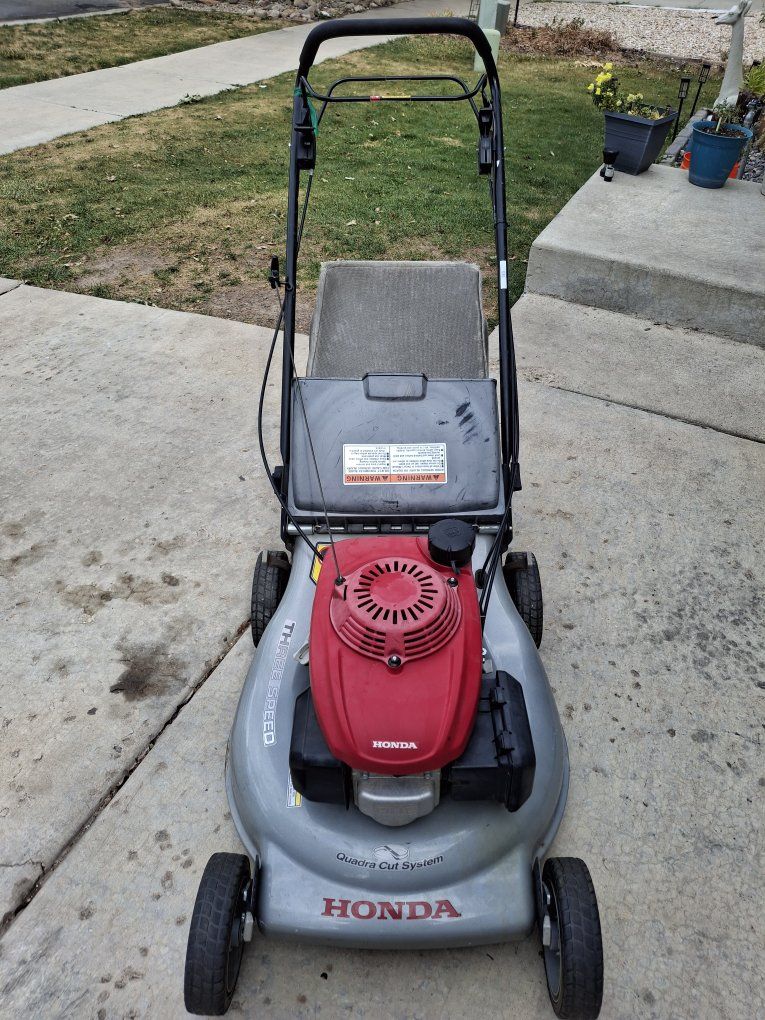 Honda HRR216 Lawnmower Runs Perfect