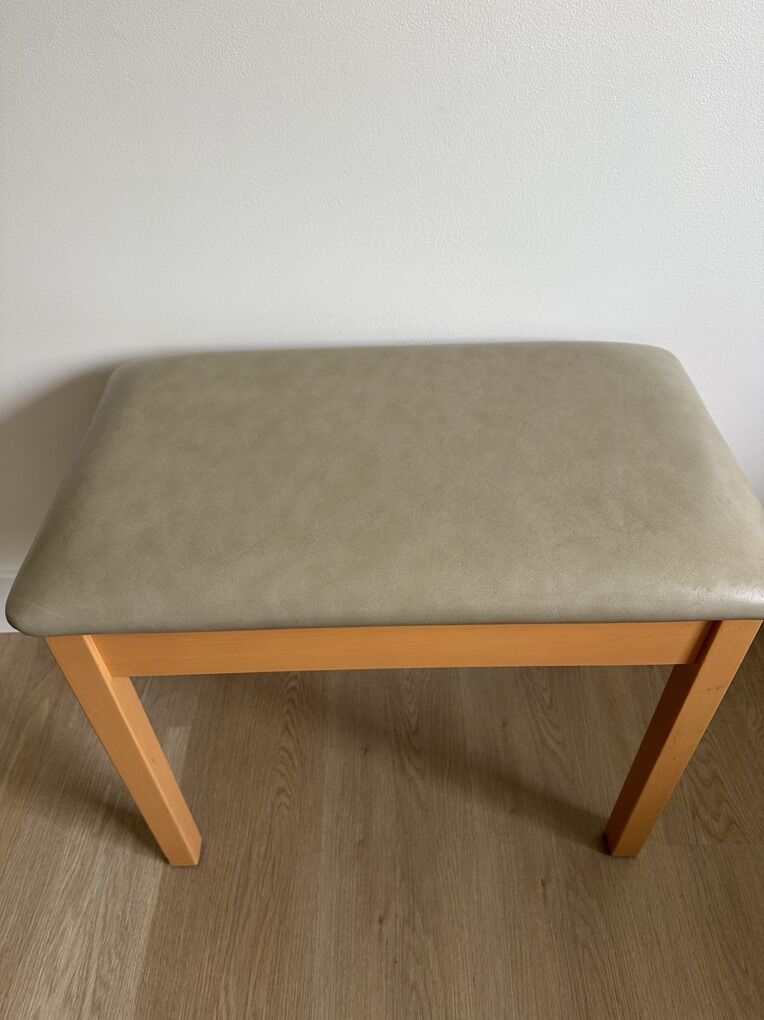 Very Comfy Piano / Keyboard Bench