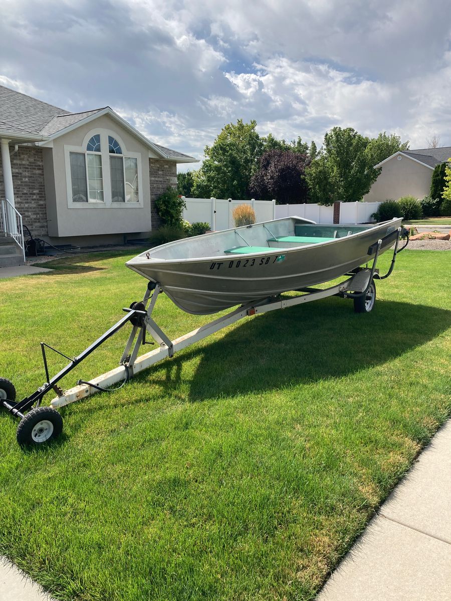Aluminum fishing boat