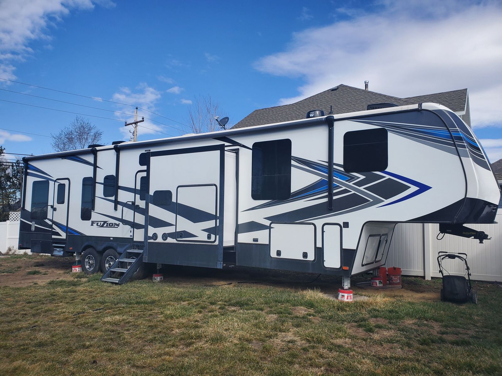 2020 Keystone Fuzion 427 Toy Hauler Fifth Wheel RV - Excellent Condition