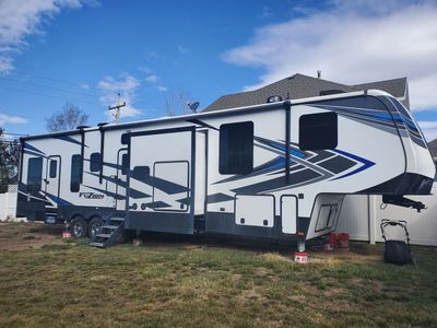 2020 Keystone Fuzion 427 Toy Hauler Fifth Wheel RV - Excellent Condition
