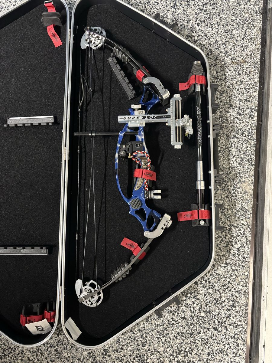Compound Bow with Hard Case and Accessories youth 