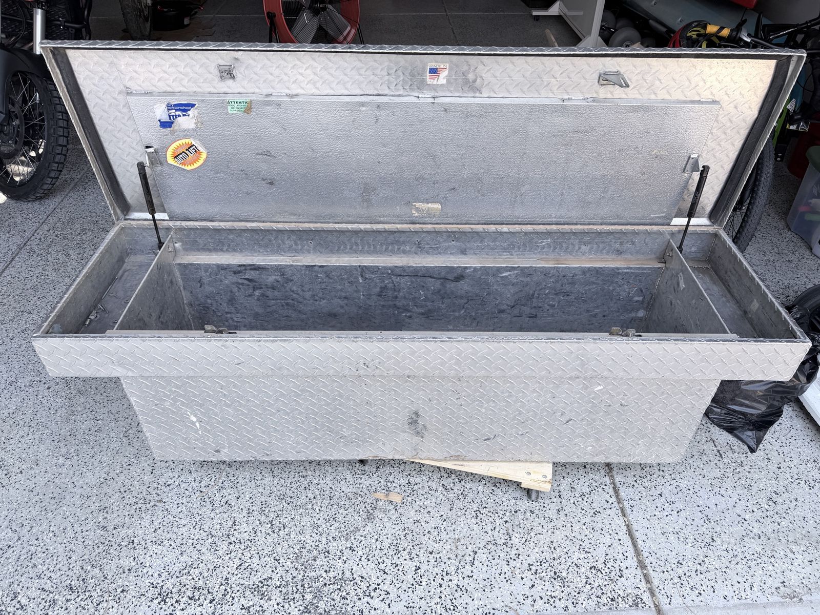Truck tool box