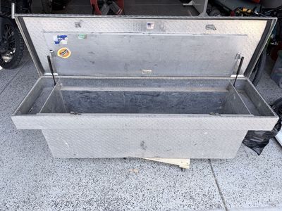 Truck tool box