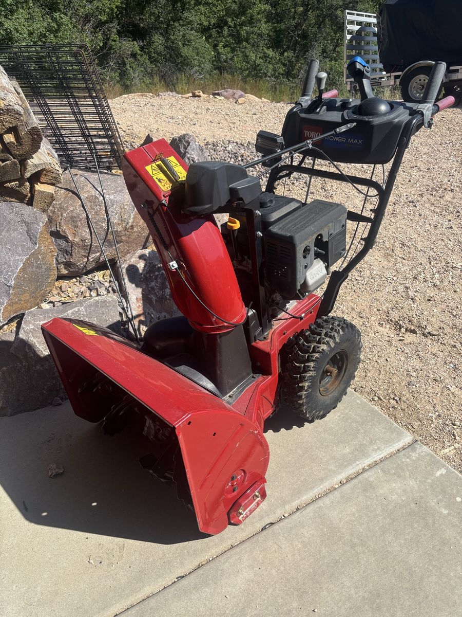 Toro 2 stage snow blower, runs great.