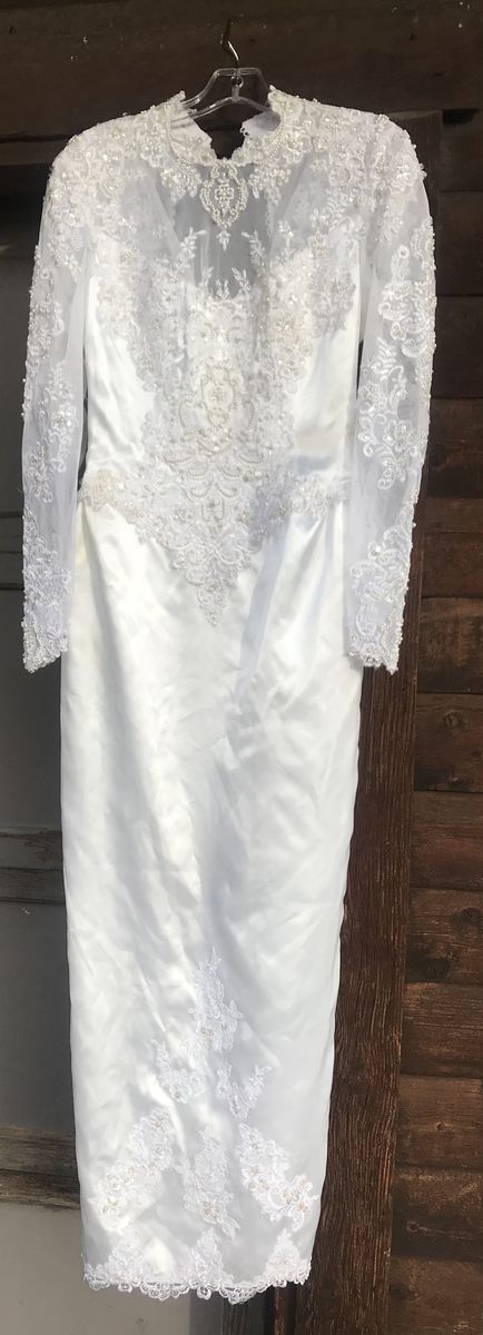 White Wedding dress with detachable train. Size 0 - 2/4