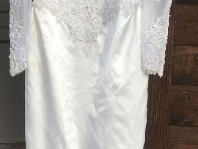 White Wedding dress with detachable train. Size 0 - 2/4