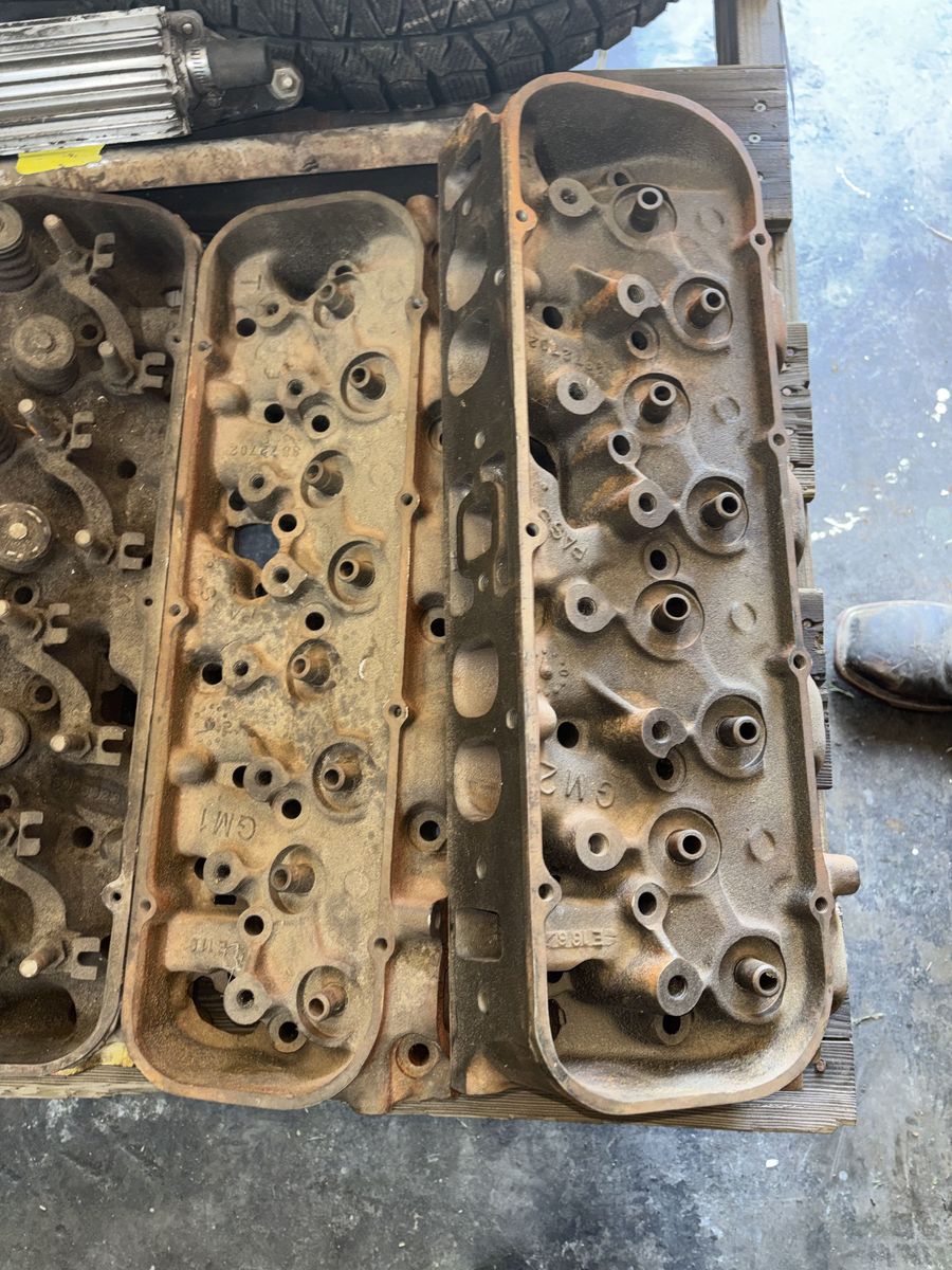 Chevy  Big block  Cylinder heads 396, 400, 402, 427, 454 Oval port