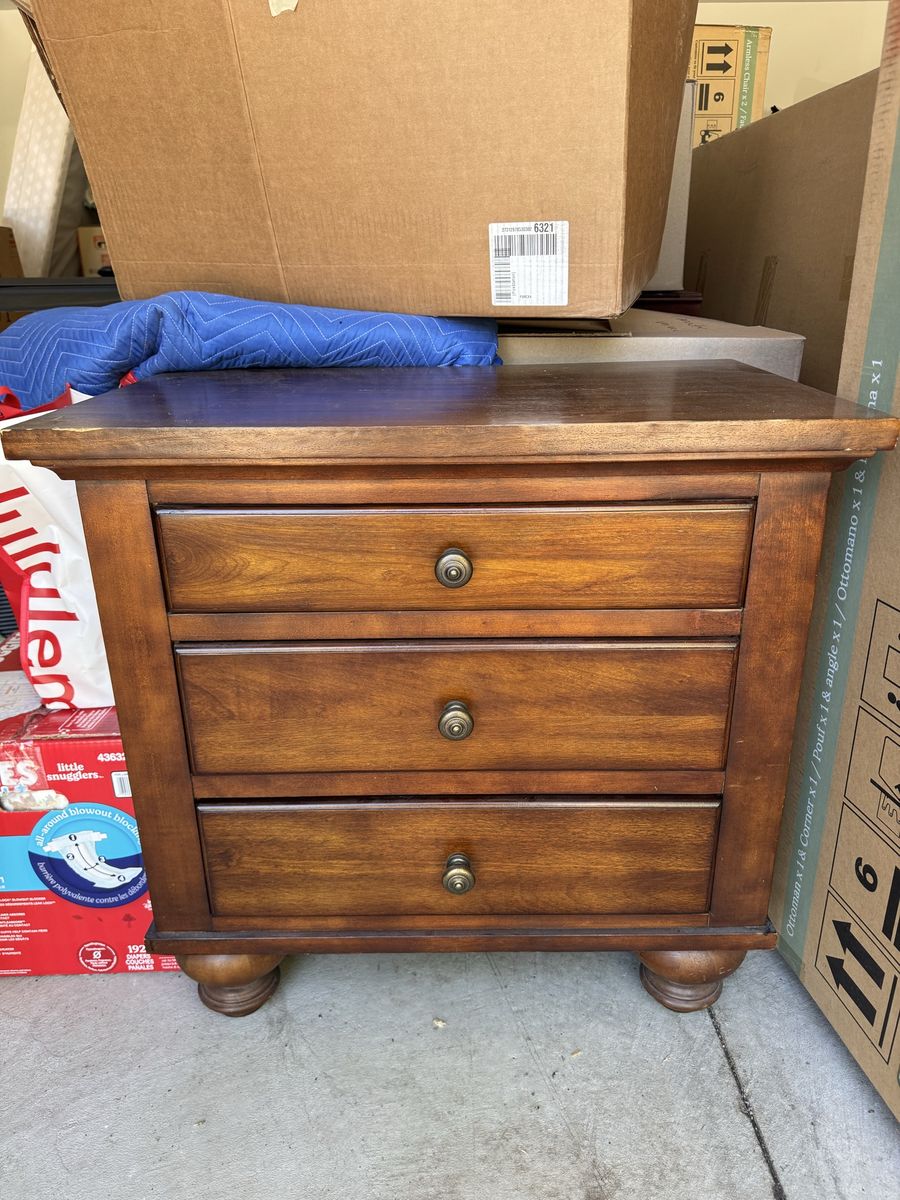 Wooden 3-Drawer Nightstand with Round Knobs and Bun Feet