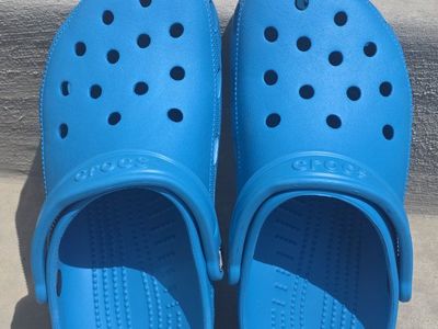 Crocs Classic Clogs Bright Blue Men's Size 9 Women's Size 11 Sandals Slip-on