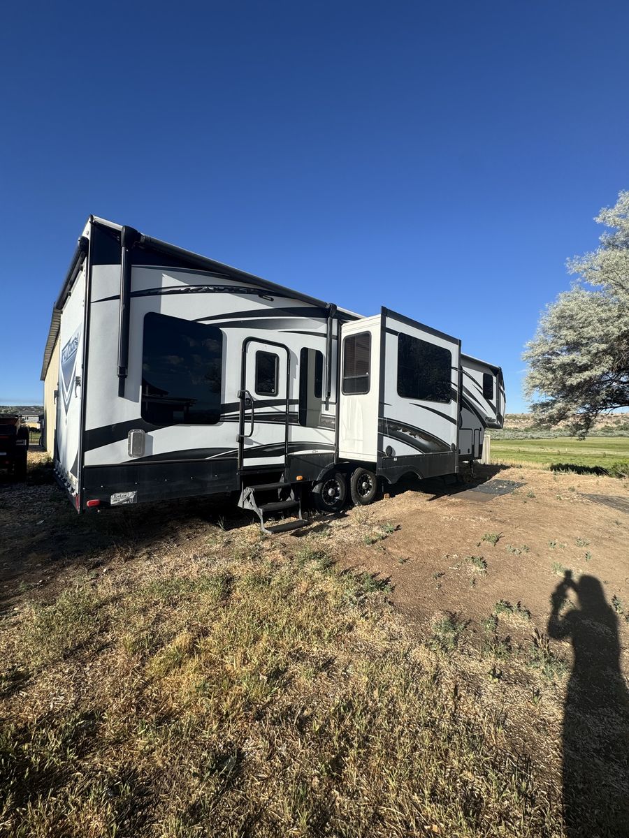 2015 Fusion 371 Fifth Wheel Toy Hauler