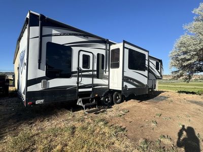 2015 Fusion 371 Fifth Wheel Toy Hauler