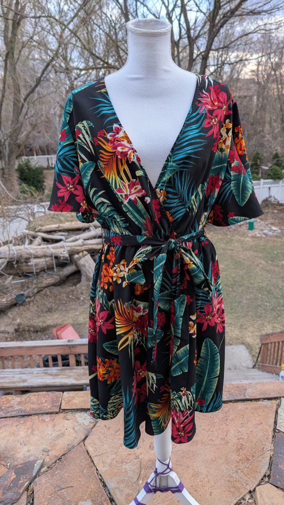 SHEIN VCAY Plus Tropical Print Surplice Neck Belte