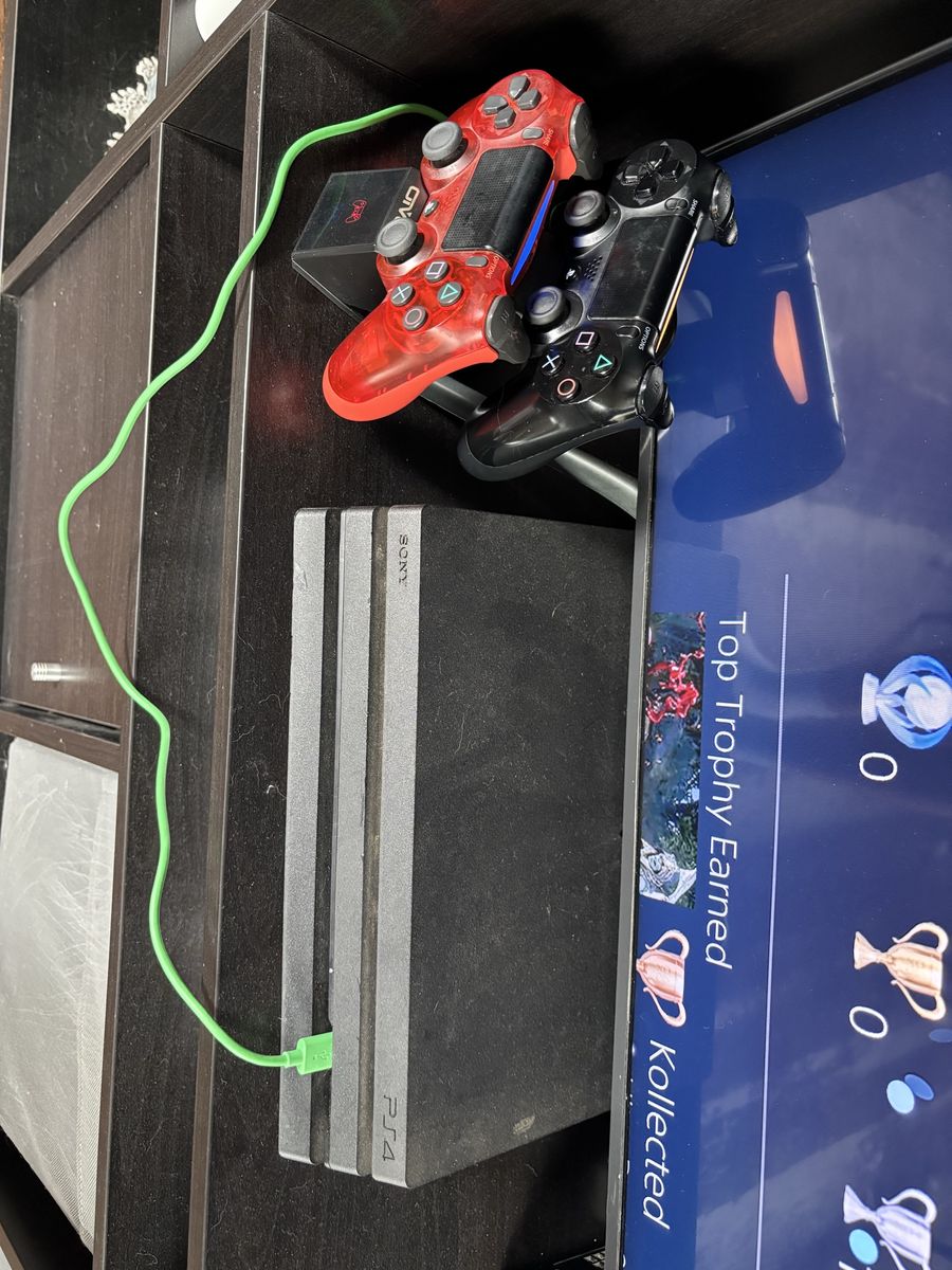 PS4 PRO 1TB 2 CONTROLLERS + HEADPHONES