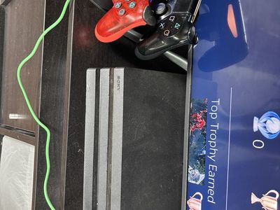 PS4 PRO 1TB 2 CONTROLLERS + HEADPHONES