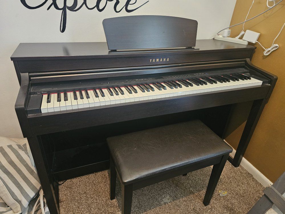 Yamaha Clavinova CLP-470 Digital Piano