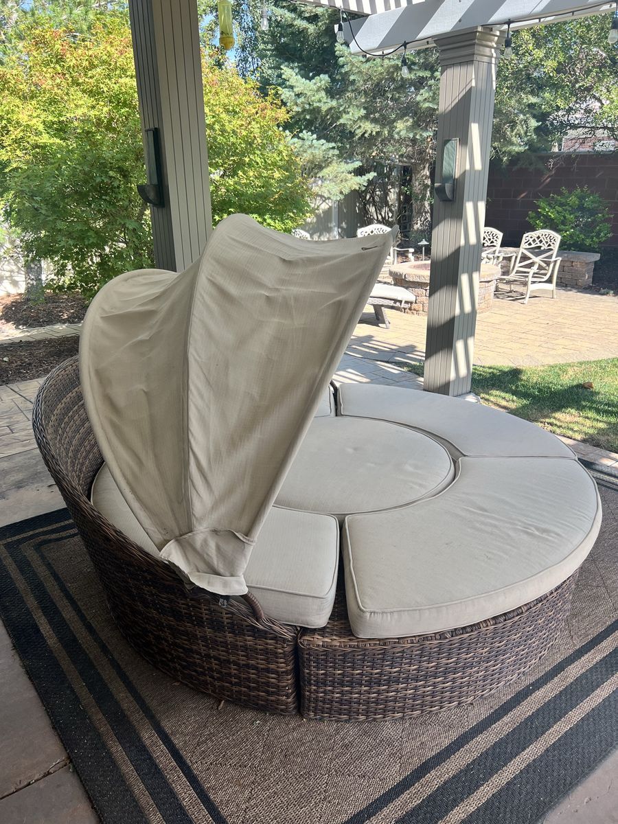 Day bed.  Outdoor Wicker Patio Daybed Round Sectional Sofa with Retractable Canopy, Tan Cushions