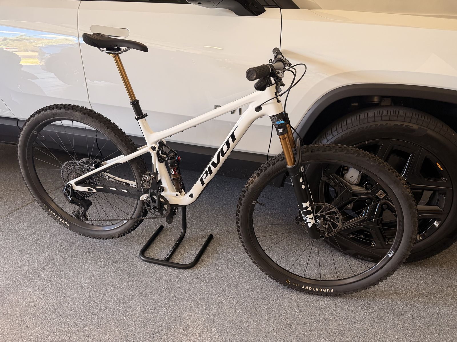 Pivot Mach 4 SL v4 (2026) Pro – Medium | Fox Factory | SRAM X0 AXS | Reynolds Black Carbon | Like New