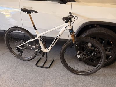Pivot Mach 4 SL v4 (2026) Pro – Medium | Fox Factory | SRAM X0 AXS | Reynolds Black Carbon | Like New