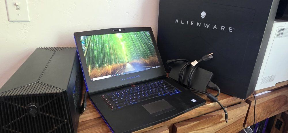 Alienware 15 R3 Gaming Laptop + Graphics Amplifier — 32GB / GTX 1060 / 4K
