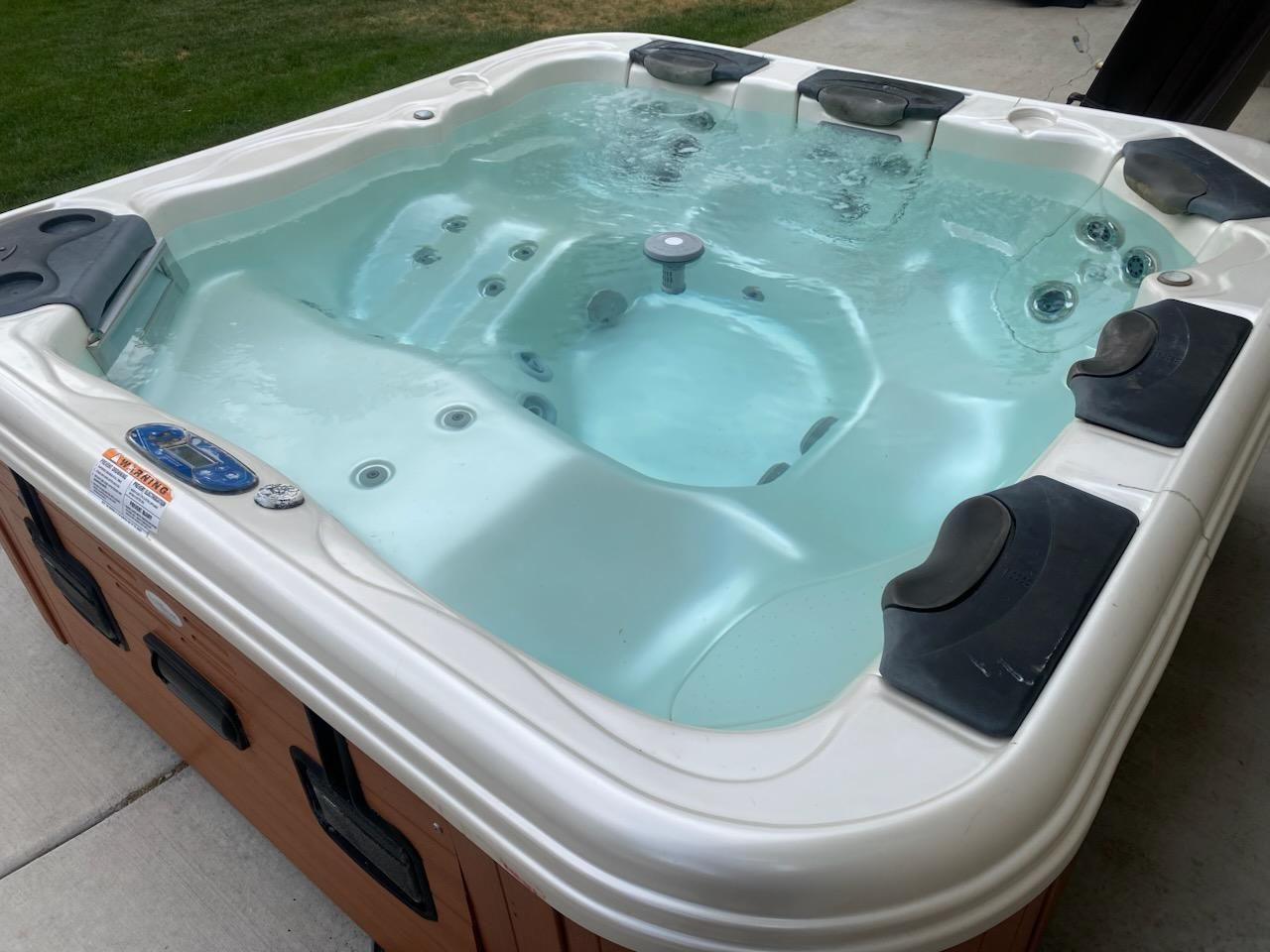 Bullfrog 552 Hot Tub - Spa w/ 5 Seating Options, New Spa Cover, Cover Lifter & Free Delivery
