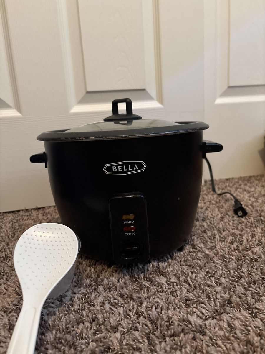 BELLA Black Rice Cooker with Steamer & Keep Warm Function - Perfect for Easy Meals