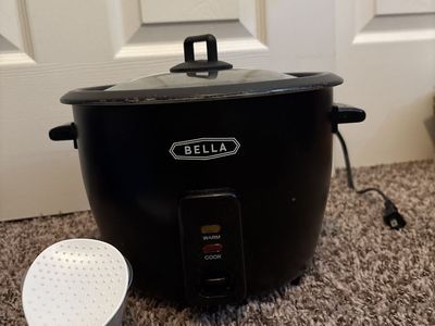 BELLA Black Rice Cooker with Steamer & Keep Warm Function - Perfect for Easy Meals