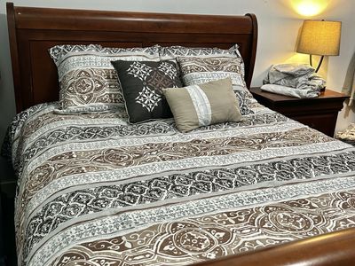 Queen Sleigh Bed Set