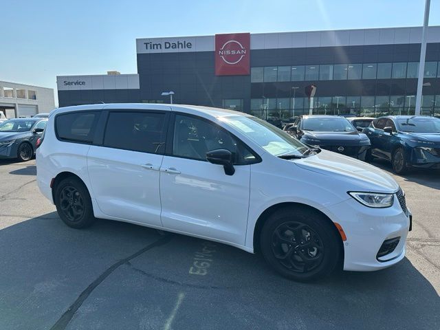 2024 Chrysler Pacifica Plug-In Hybrid S Appearance