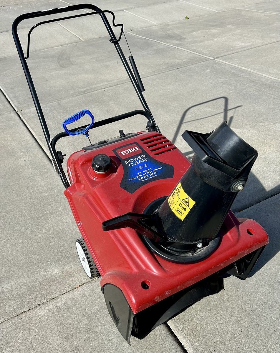Toro 721 E snowblower gas powered